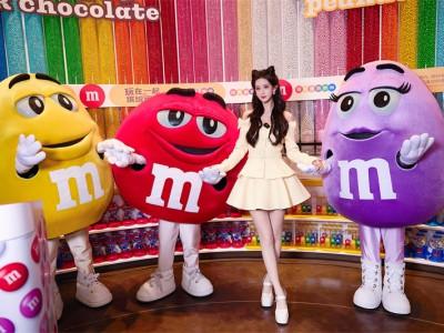 图注1：品牌代言人孟子义探访新店