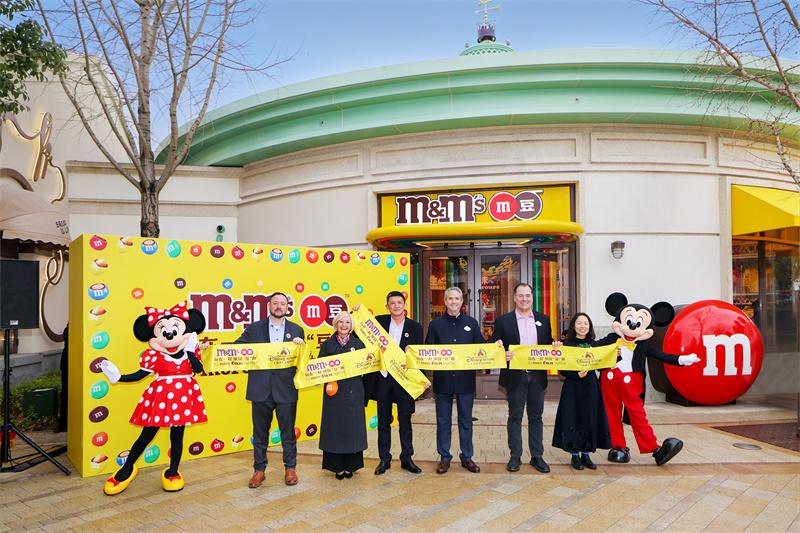 图注5：玛氏与上海迪士尼度假区代表共同为新店开业剪彩